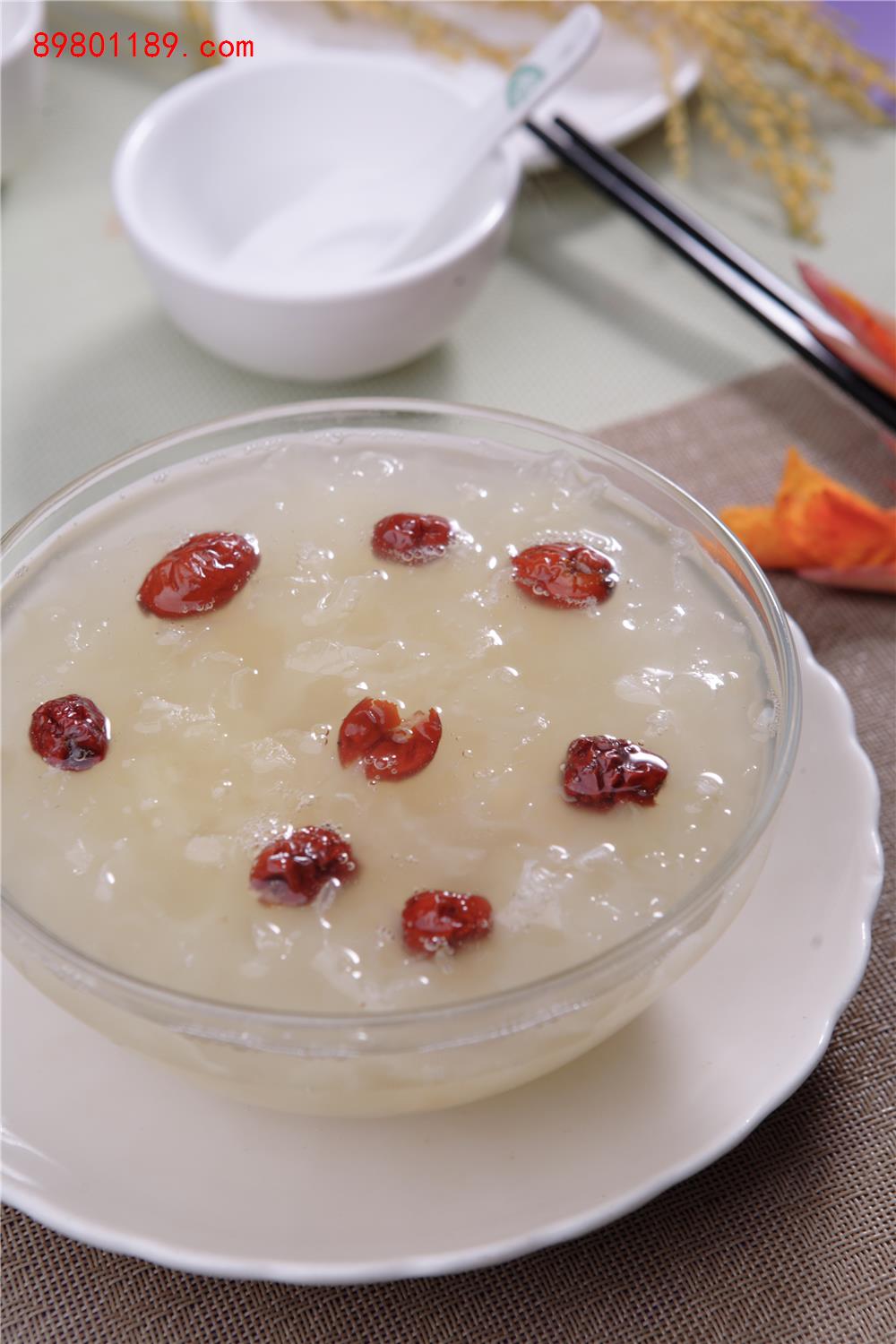 冰糖银耳莲子羹