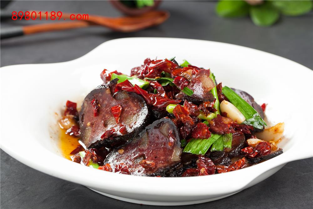 大蒜叶炒猪血丸子