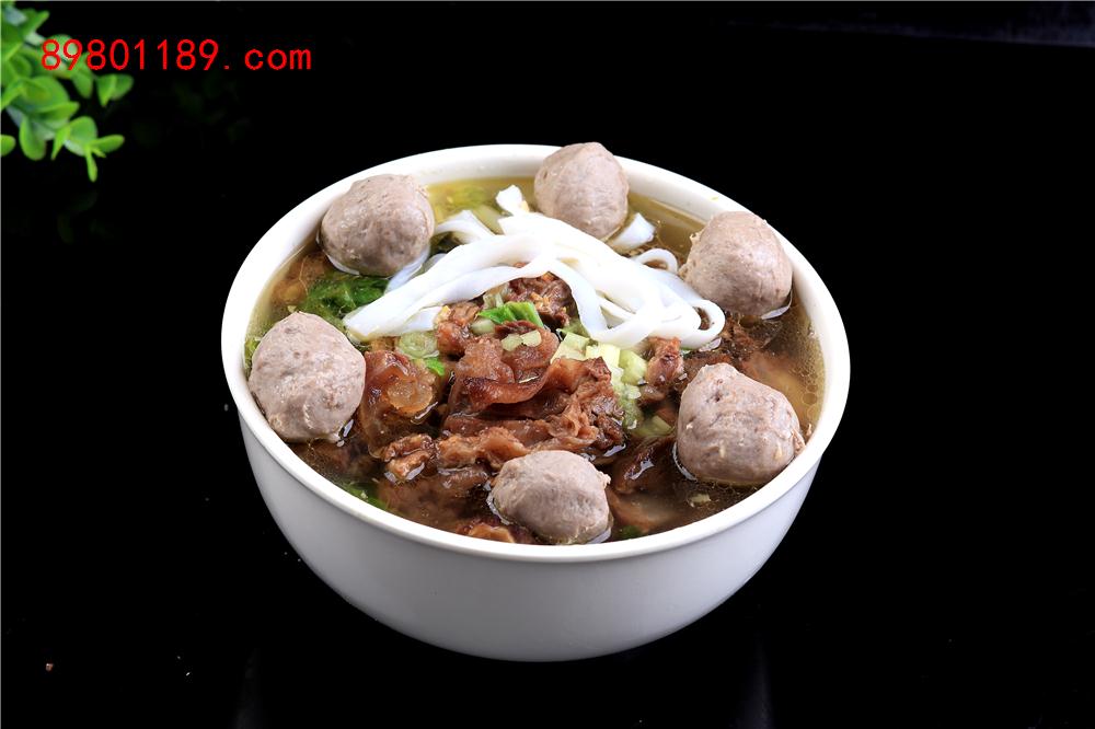 牛腩拼牛肉丸汤粉