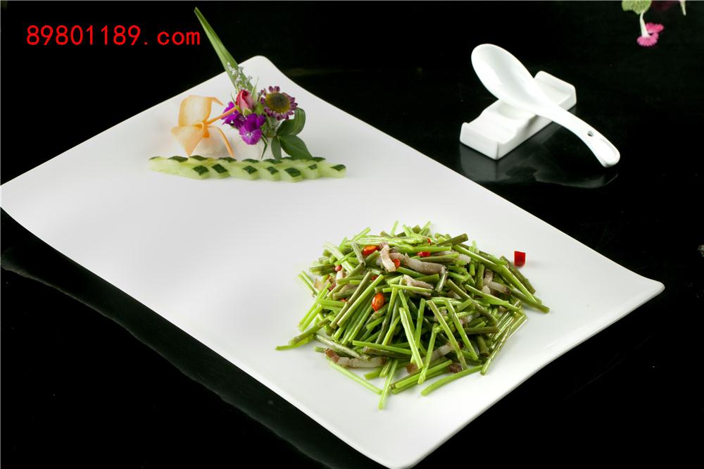 腊肉炒蒜苔-