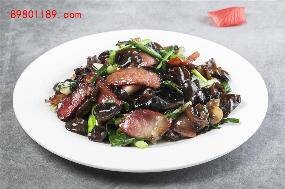 腊肉蒜苗烧木耳-