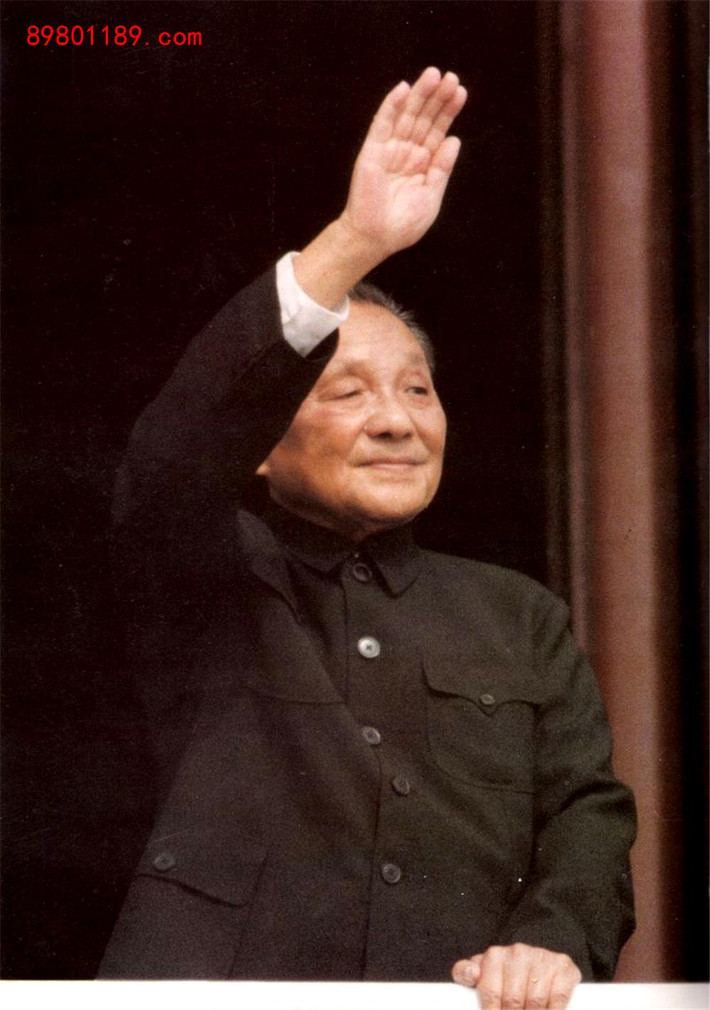 邓小平挥手照